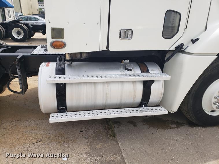 image for item DF2437 2007 Freightliner Columbia 120 semi truck