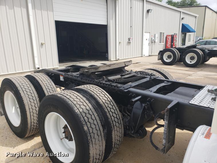 image for item DF2437 2007 Freightliner Columbia 120 semi truck