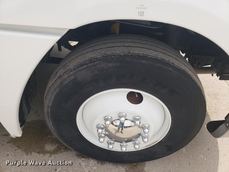 image for item DF2437 2007 Freightliner Columbia 120 semi truck