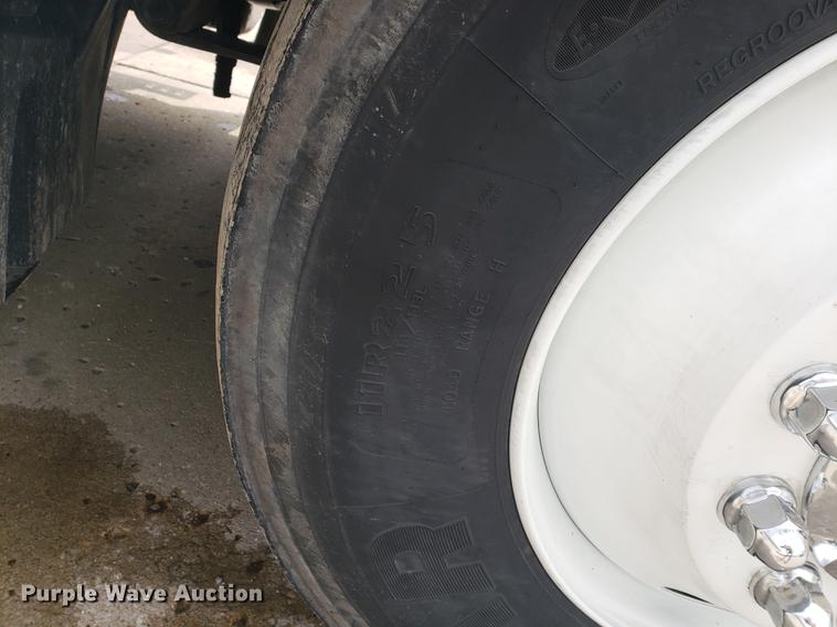 image for item DF2437 2007 Freightliner Columbia 120 semi truck