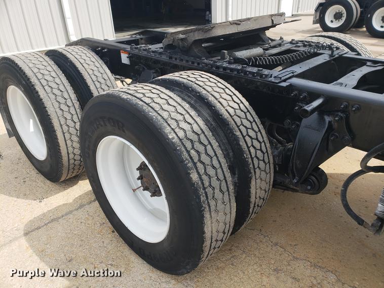 image for item DF2437 2007 Freightliner Columbia 120 semi truck