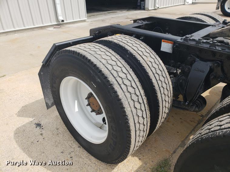 image for item DF2437 2007 Freightliner Columbia 120 semi truck