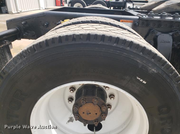 image for item DF2437 2007 Freightliner Columbia 120 semi truck