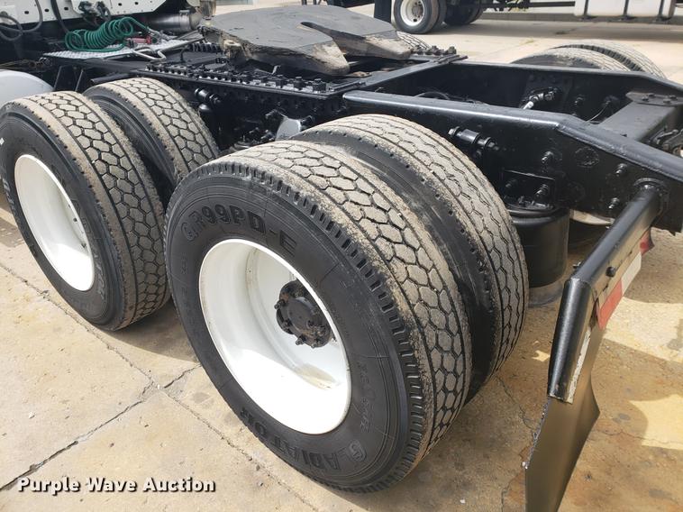 image for item DF2437 2007 Freightliner Columbia 120 semi truck