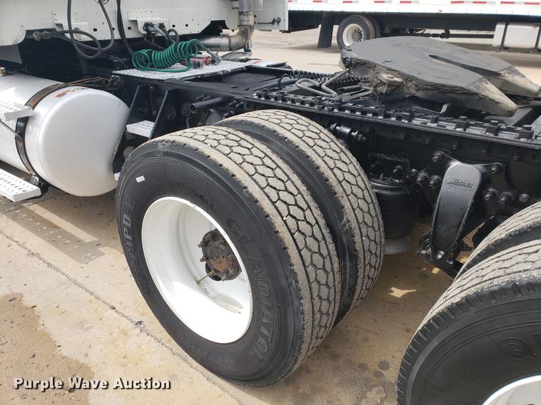 image for item DF2437 2007 Freightliner Columbia 120 semi truck