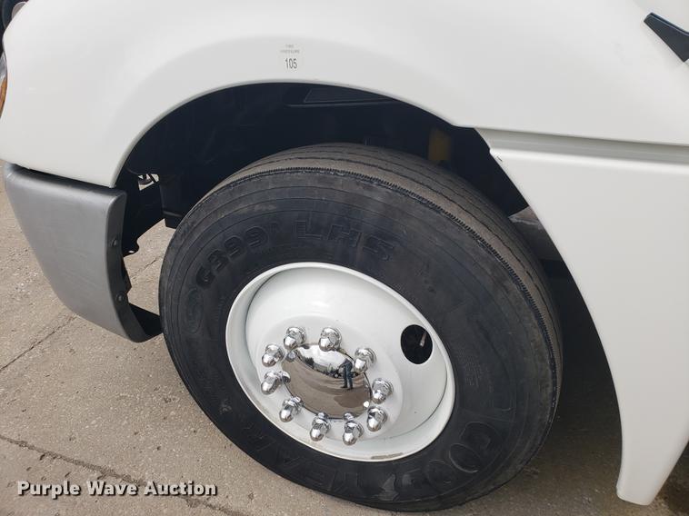 image for item DF2437 2007 Freightliner Columbia 120 semi truck