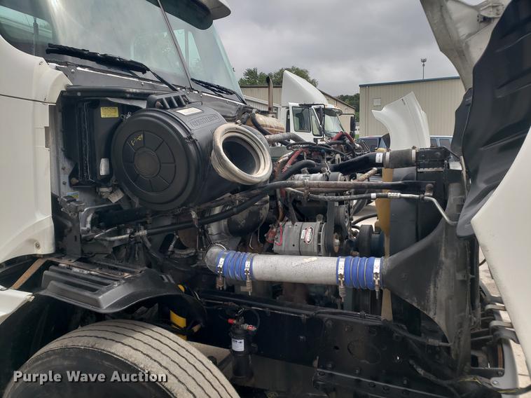 image for item DF2437 2007 Freightliner Columbia 120 semi truck