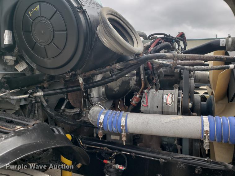 image for item DF2437 2007 Freightliner Columbia 120 semi truck