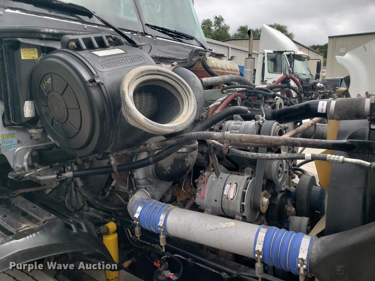 image for item DF2437 2007 Freightliner Columbia 120 semi truck