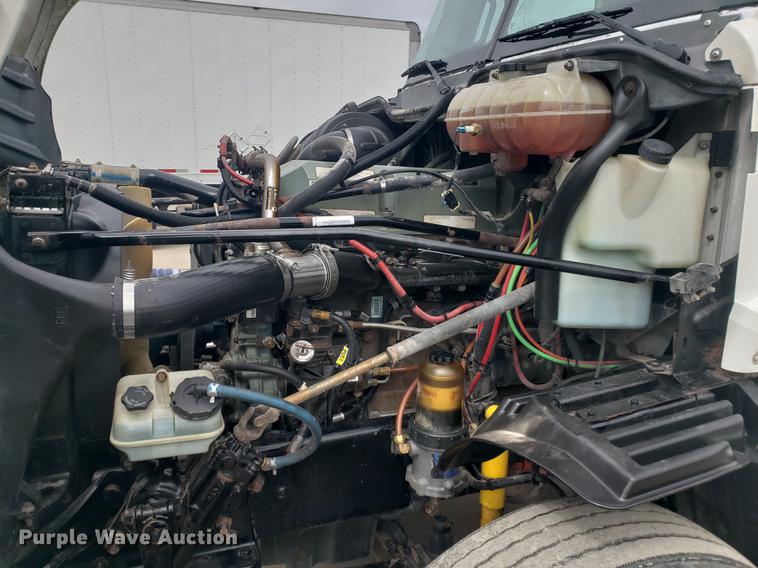 image for item DF2437 2007 Freightliner Columbia 120 semi truck