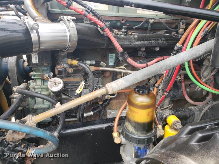 image for item DF2437 2007 Freightliner Columbia 120 semi truck