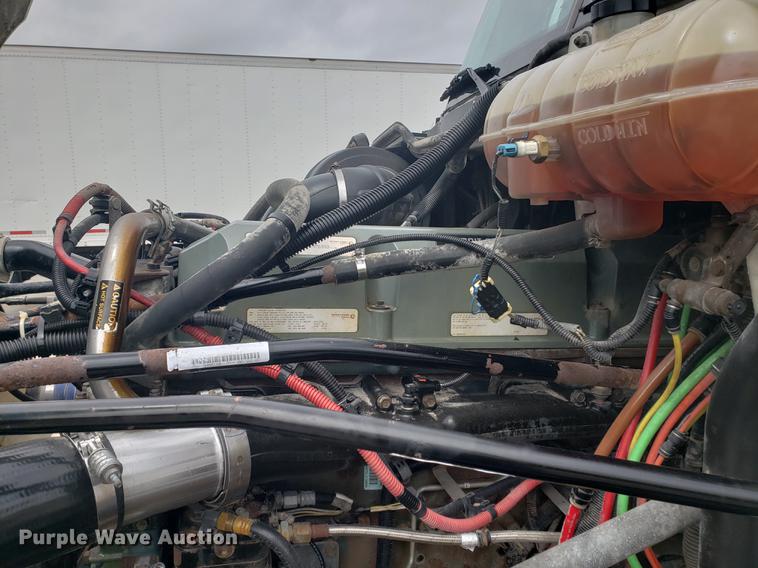 image for item DF2437 2007 Freightliner Columbia 120 semi truck