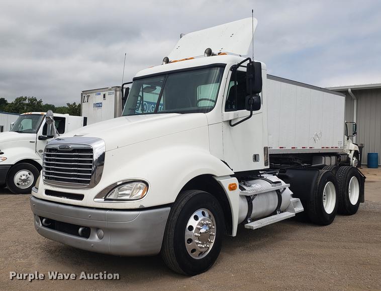 image for item DF2438 2004 Freightliner Columbia 120 semi truck