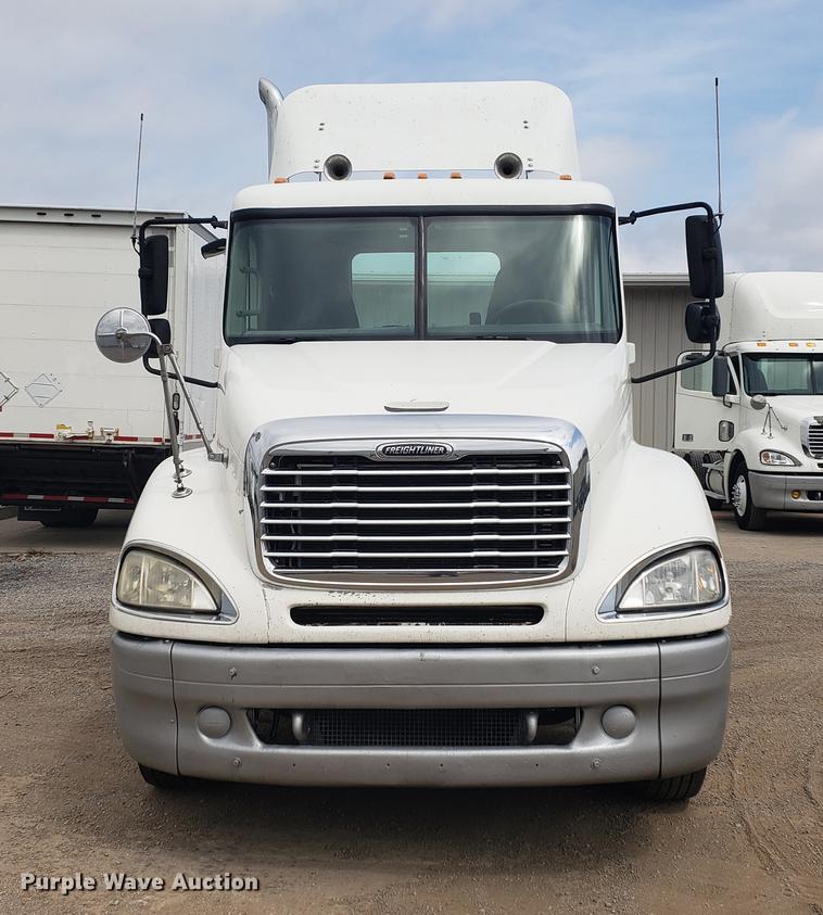 image for item DF2438 2004 Freightliner Columbia 120 semi truck