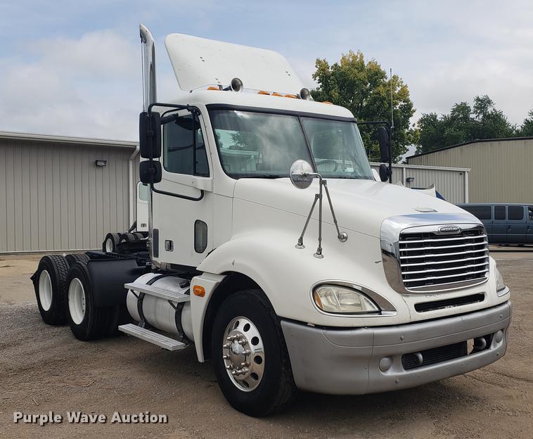 image for item DF2438 2004 Freightliner Columbia 120 semi truck