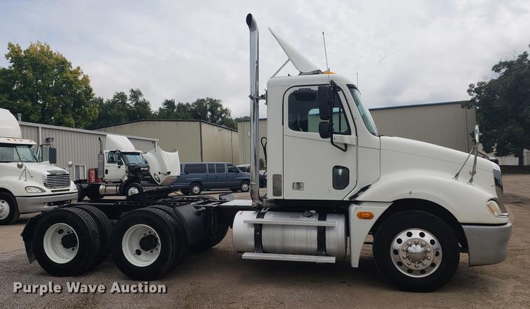 image for item DF2438 2004 Freightliner Columbia 120 semi truck