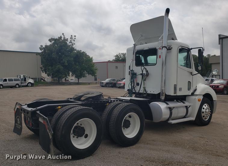 image for item DF2438 2004 Freightliner Columbia 120 semi truck