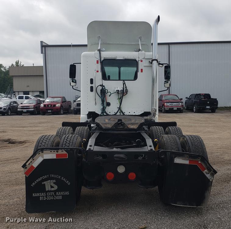 image for item DF2438 2004 Freightliner Columbia 120 semi truck