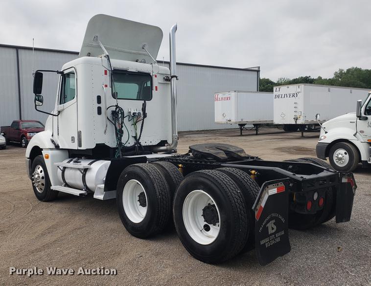 image for item DF2438 2004 Freightliner Columbia 120 semi truck