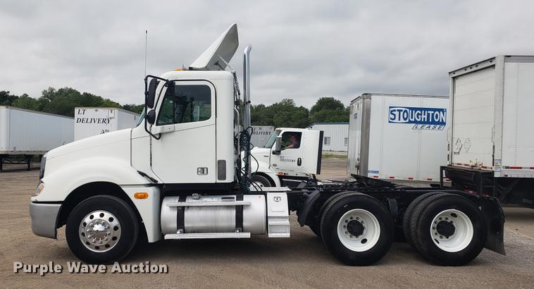 image for item DF2438 2004 Freightliner Columbia 120 semi truck