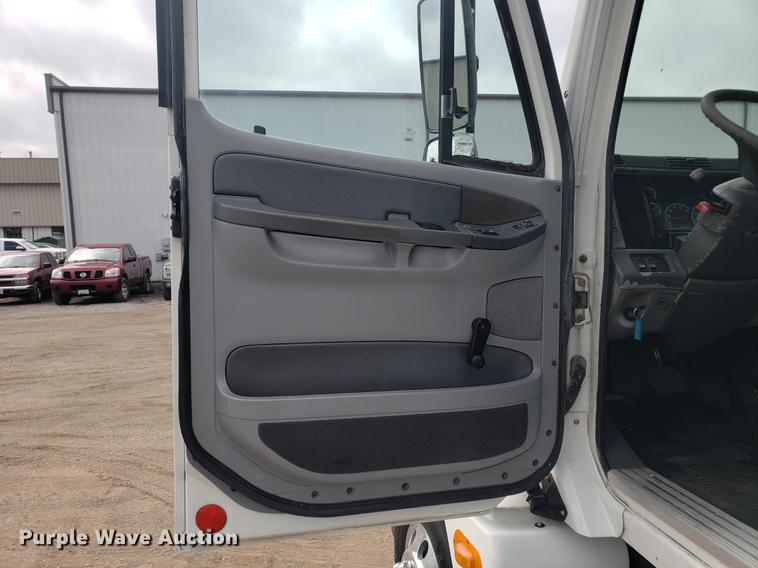 image for item DF2438 2004 Freightliner Columbia 120 semi truck