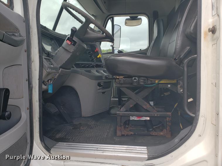 image for item DF2438 2004 Freightliner Columbia 120 semi truck