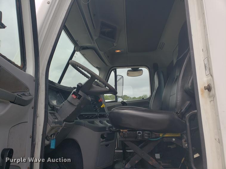 image for item DF2438 2004 Freightliner Columbia 120 semi truck