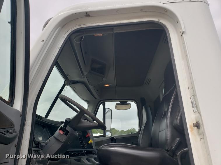 image for item DF2438 2004 Freightliner Columbia 120 semi truck