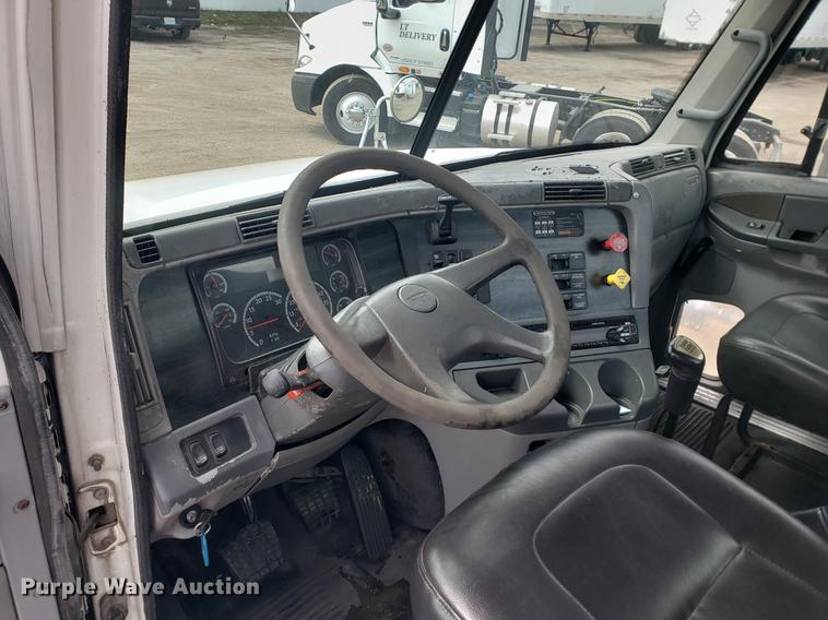 image for item DF2438 2004 Freightliner Columbia 120 semi truck