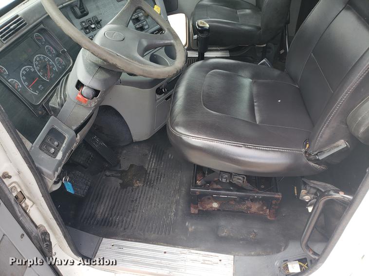 image for item DF2438 2004 Freightliner Columbia 120 semi truck