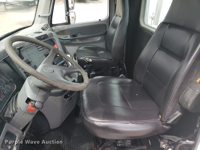 image for item DF2438 2004 Freightliner Columbia 120 semi truck