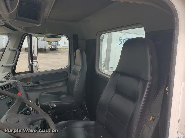 image for item DF2438 2004 Freightliner Columbia 120 semi truck