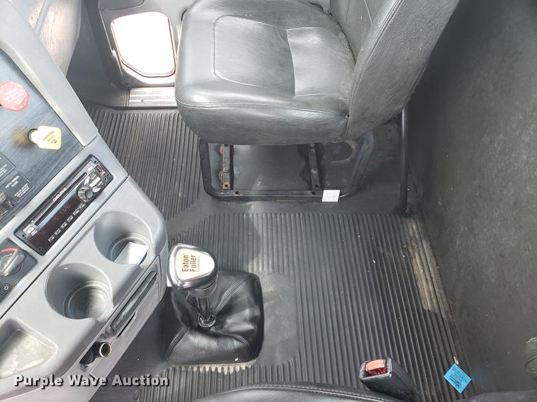 image for item DF2438 2004 Freightliner Columbia 120 semi truck