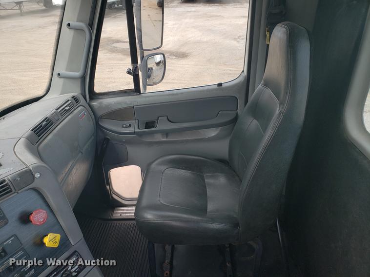 image for item DF2438 2004 Freightliner Columbia 120 semi truck