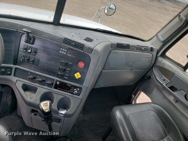 image for item DF2438 2004 Freightliner Columbia 120 semi truck