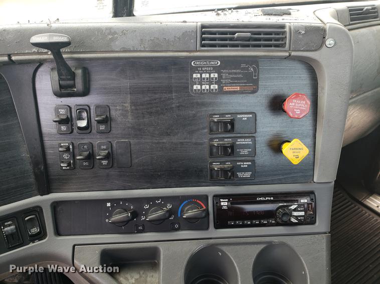 image for item DF2438 2004 Freightliner Columbia 120 semi truck