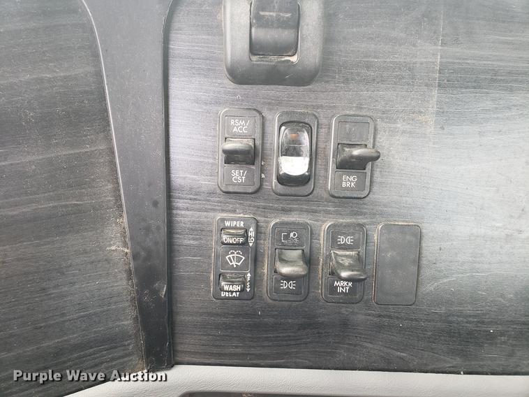 image for item DF2438 2004 Freightliner Columbia 120 semi truck