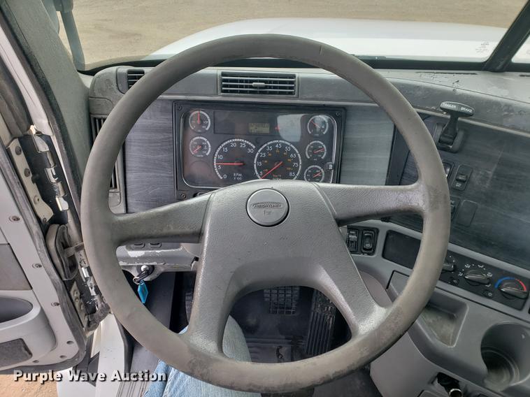 image for item DF2438 2004 Freightliner Columbia 120 semi truck