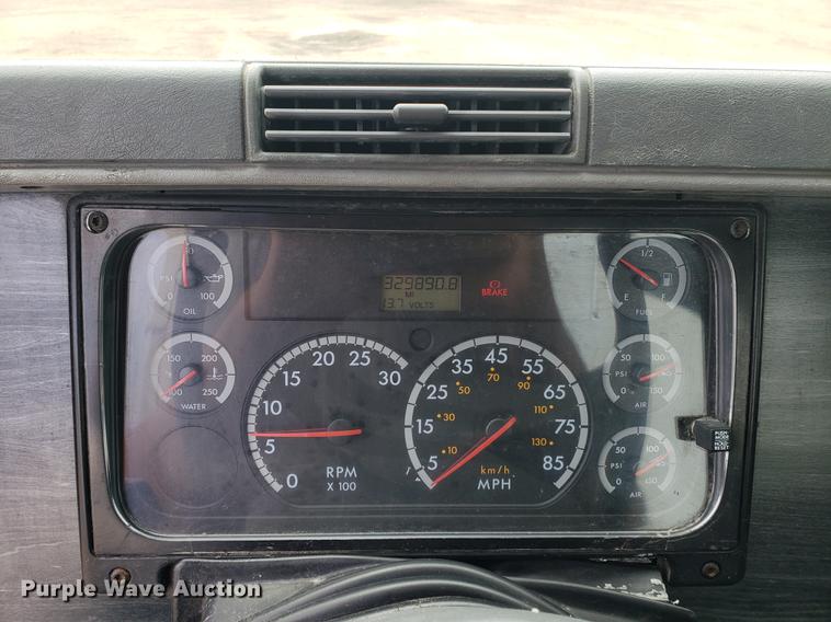 image for item DF2438 2004 Freightliner Columbia 120 semi truck