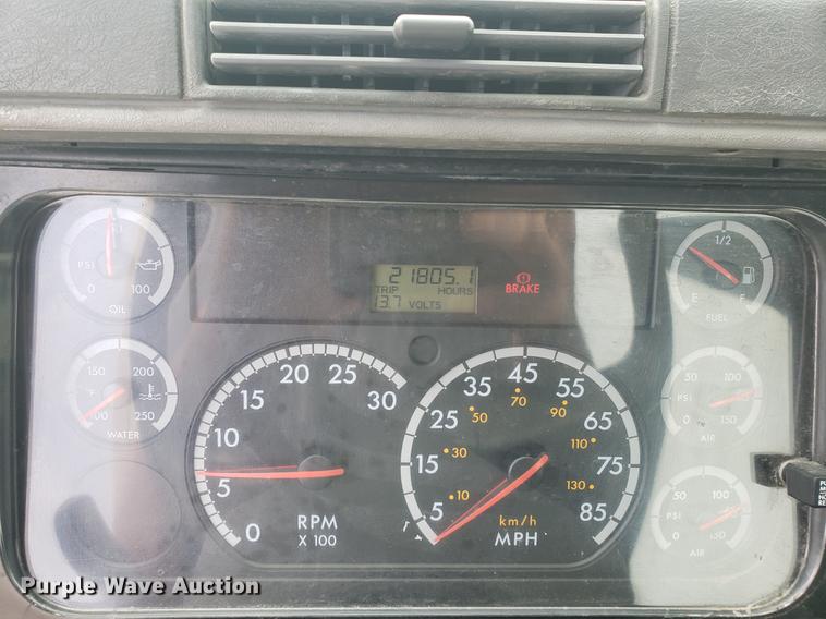 image for item DF2438 2004 Freightliner Columbia 120 semi truck