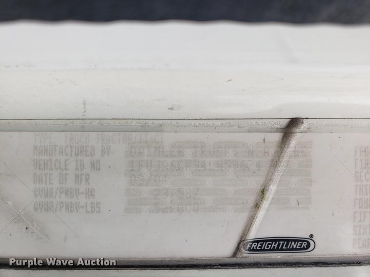 image for item DF2438 2004 Freightliner Columbia 120 semi truck