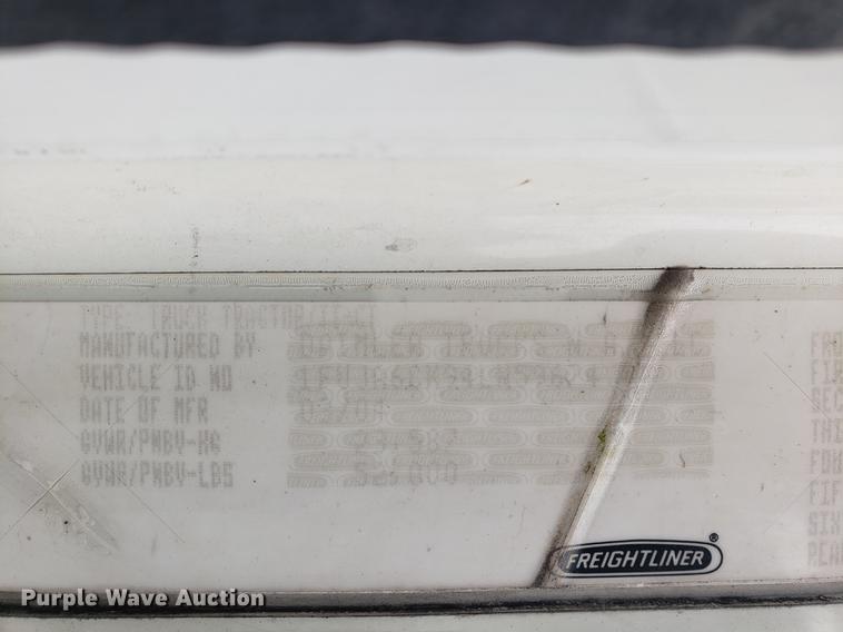 image for item DF2438 2004 Freightliner Columbia 120 semi truck