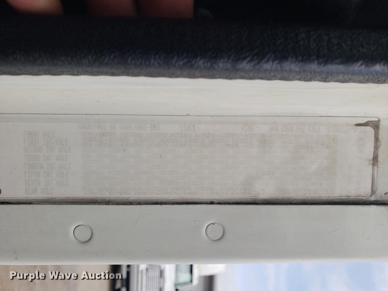 image for item DF2438 2004 Freightliner Columbia 120 semi truck