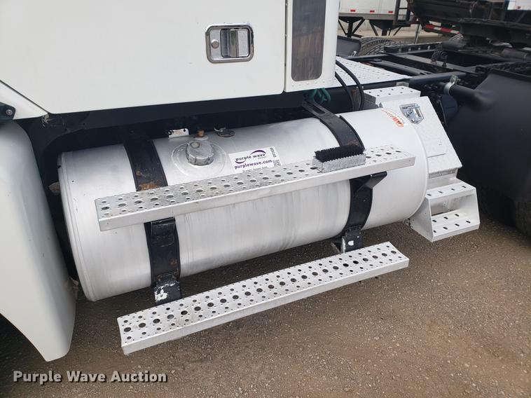 image for item DF2438 2004 Freightliner Columbia 120 semi truck