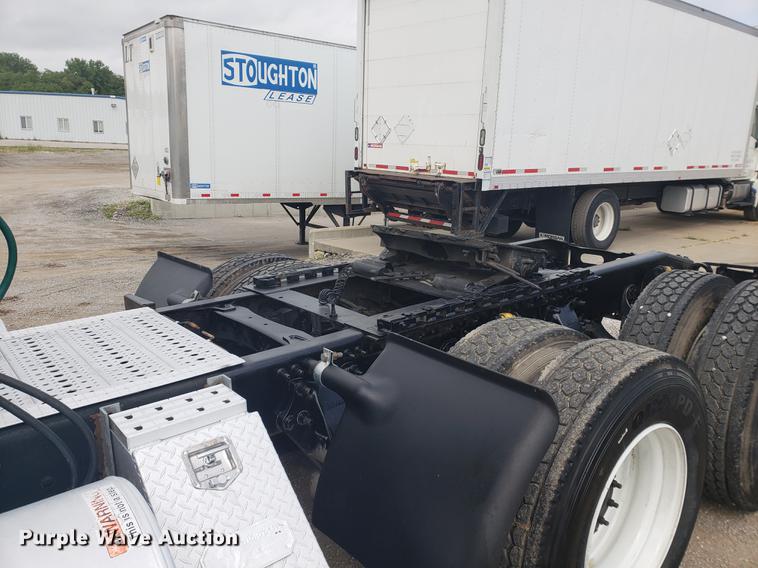 image for item DF2438 2004 Freightliner Columbia 120 semi truck