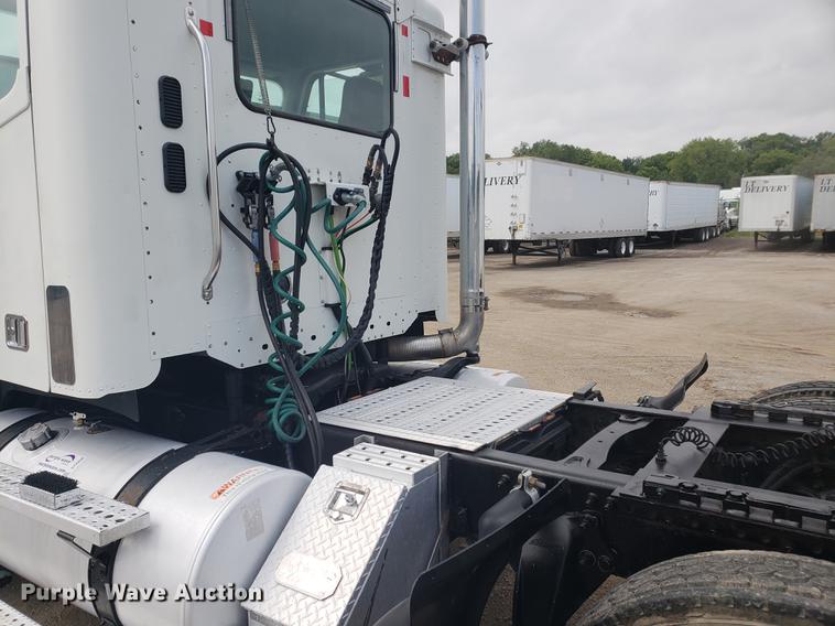 image for item DF2438 2004 Freightliner Columbia 120 semi truck