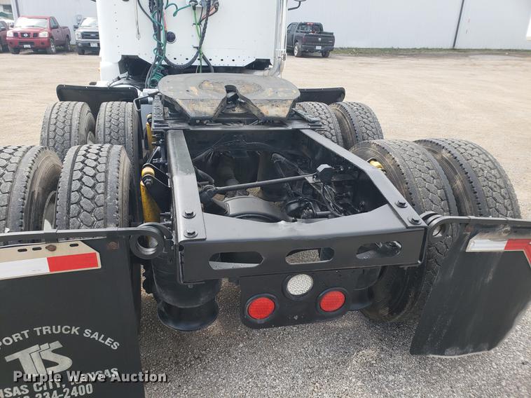 image for item DF2438 2004 Freightliner Columbia 120 semi truck