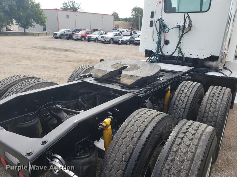 image for item DF2438 2004 Freightliner Columbia 120 semi truck