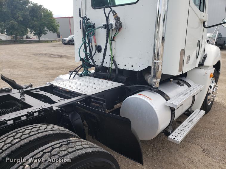 image for item DF2438 2004 Freightliner Columbia 120 semi truck