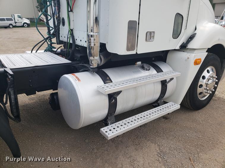 image for item DF2438 2004 Freightliner Columbia 120 semi truck